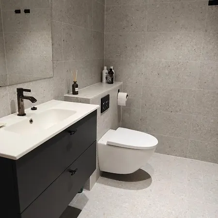 Fully Renovated & Stylish In The Heart Of The Centre Апартаменты